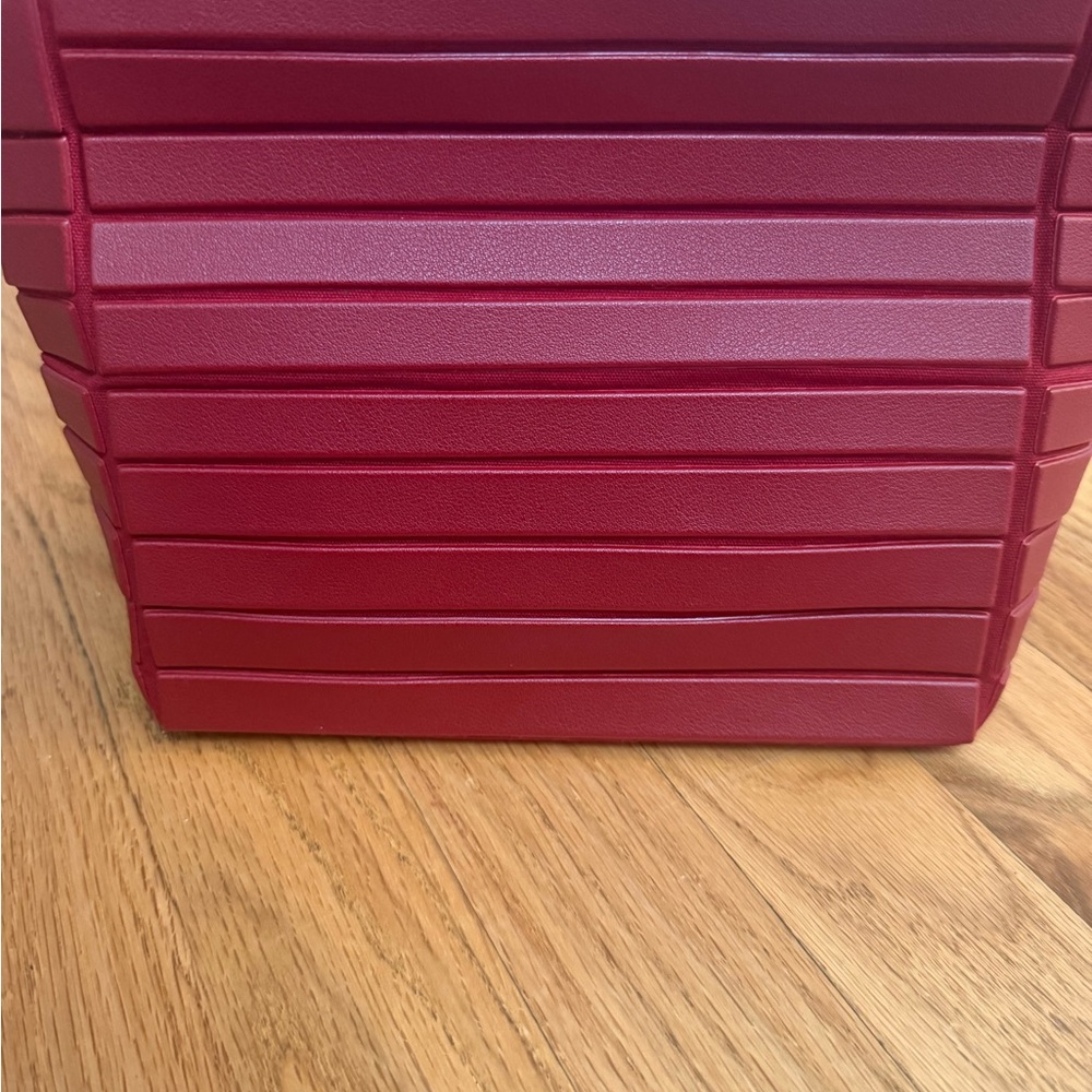 Parallelle dark red small makeup case - image 3